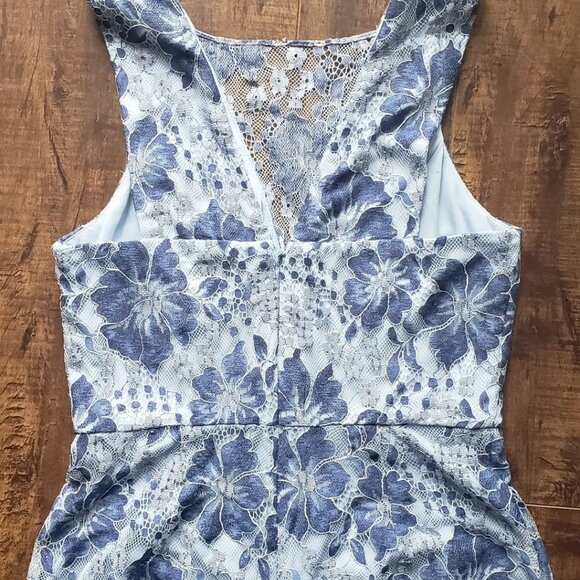 Gorgeous blue on blue lace dress. - Picture 10 of 11